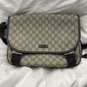 GUCCI BROWN GG SUPREME MESSENGER BAG